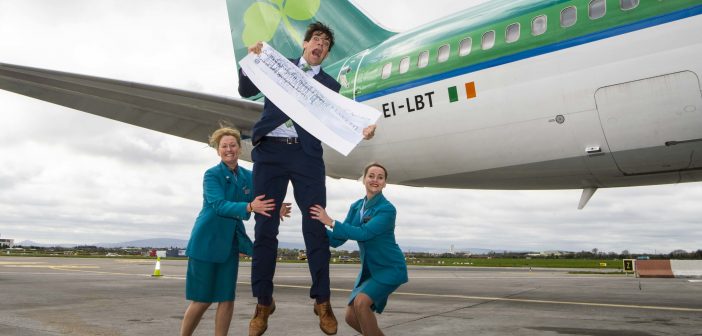 Aer Lingus Cabin Service Manager Audrey Guiney, UNICEF Ireland Ambassador Donncha O’Callaghan and Senior Cabin Crew Sandra Sheehan. ©UNICEF/www.eliteimage.tv