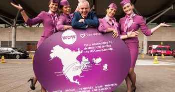 Niall MacCarthy, MD, Cork Airport welcomes cabin crew members Andrea Lisa Kjartansdottir, Andrea Osk Porkelsdottir, Soldis Bjorg Oskardottir and Nanna Margaret Kristinsdottir to Cork Airport, May 19 2017