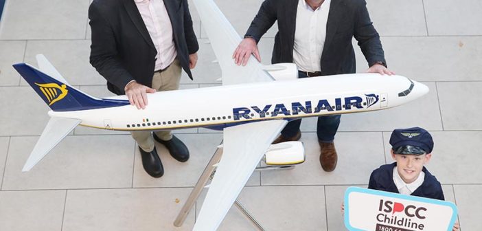 John Church, CEO, ISPCC; Kenny Jacobs, Chief Marketing Officer, Ryanair; Philip Stafford (10), Scoil an Duinnínigh, Drynam, Swords. Photo: Leon Farrell/Photocall Ireland