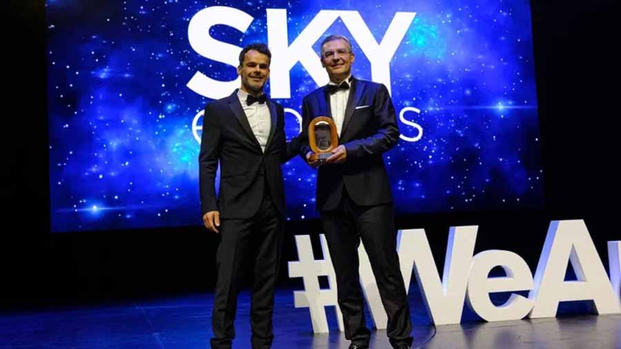 Joannis Grylos accepts the award