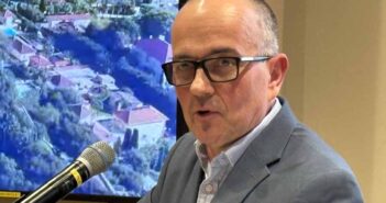 Nigel Flegg chair of the National Concert Hall speaking at the 30th anniversary even for Travel Department