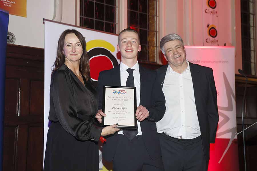 Dylan Kehoe receives his award from Jenny Rafter of Aer Lingus and Eoghan Corry