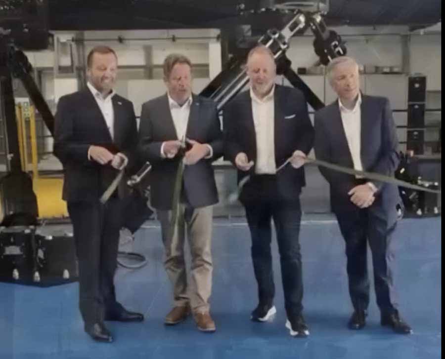 Minister Darragh O'brien cuts the ribbon the new Simtech A320 simulator in Dublin